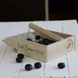 Beerensammler mit Beeren Ansicht von hinten