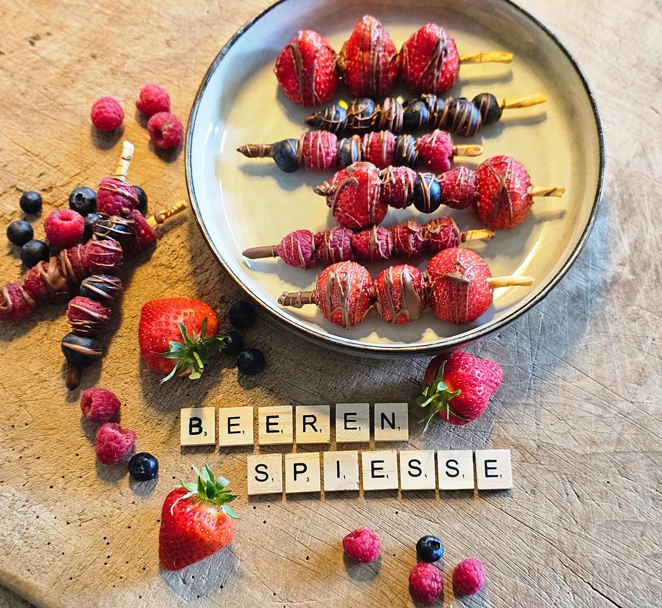 Schokoladige Beerenspieße Rezept