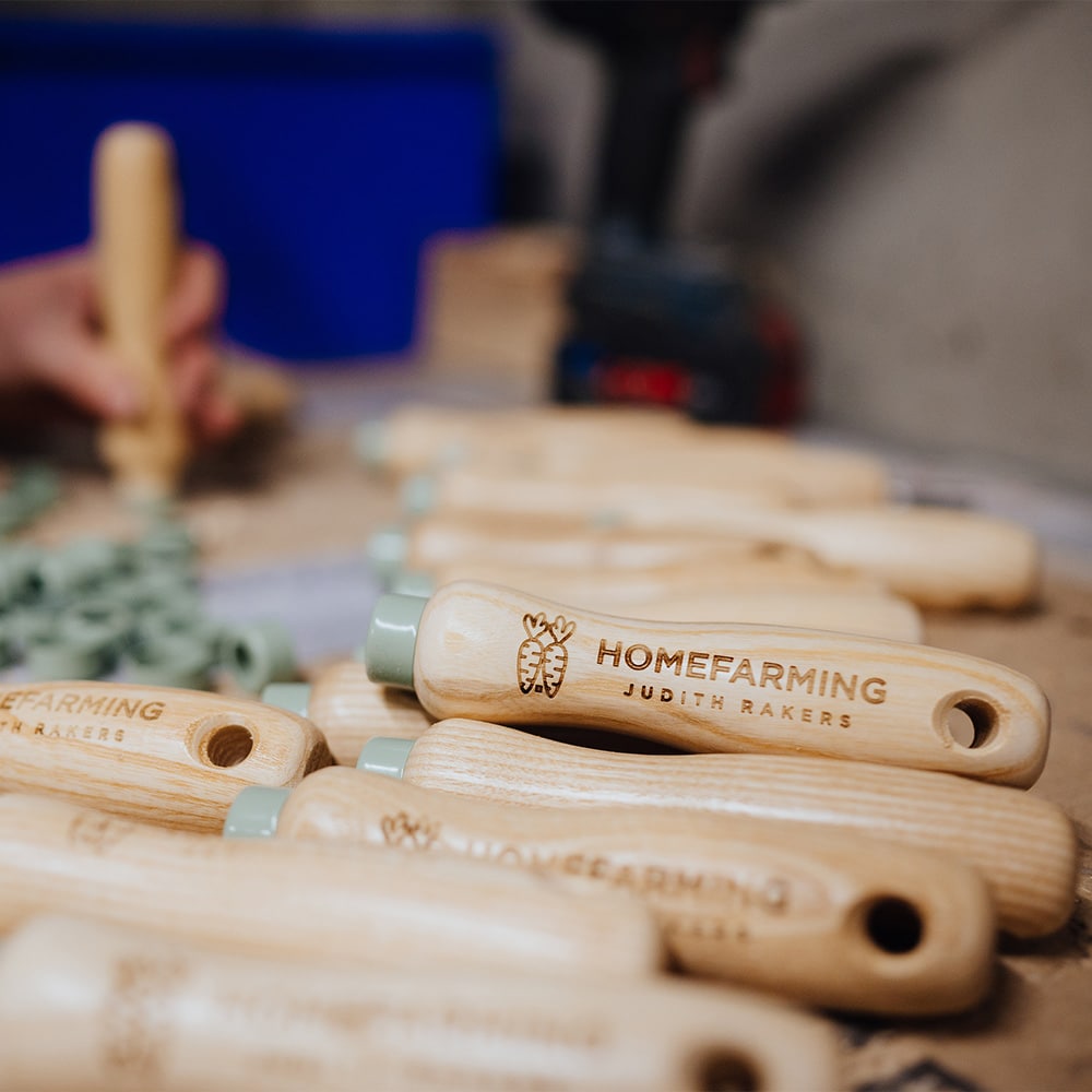 Detail Holzstiel bei der Produktion