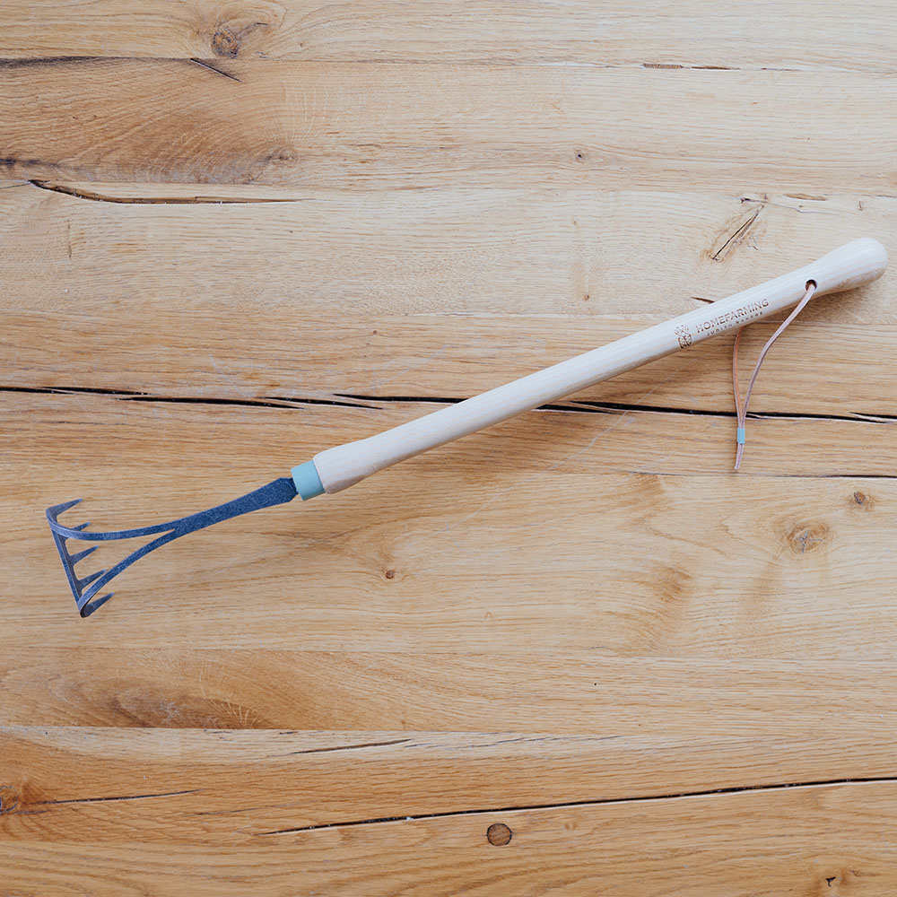 Hochbeet-Harke ganz auf einem Holztisch