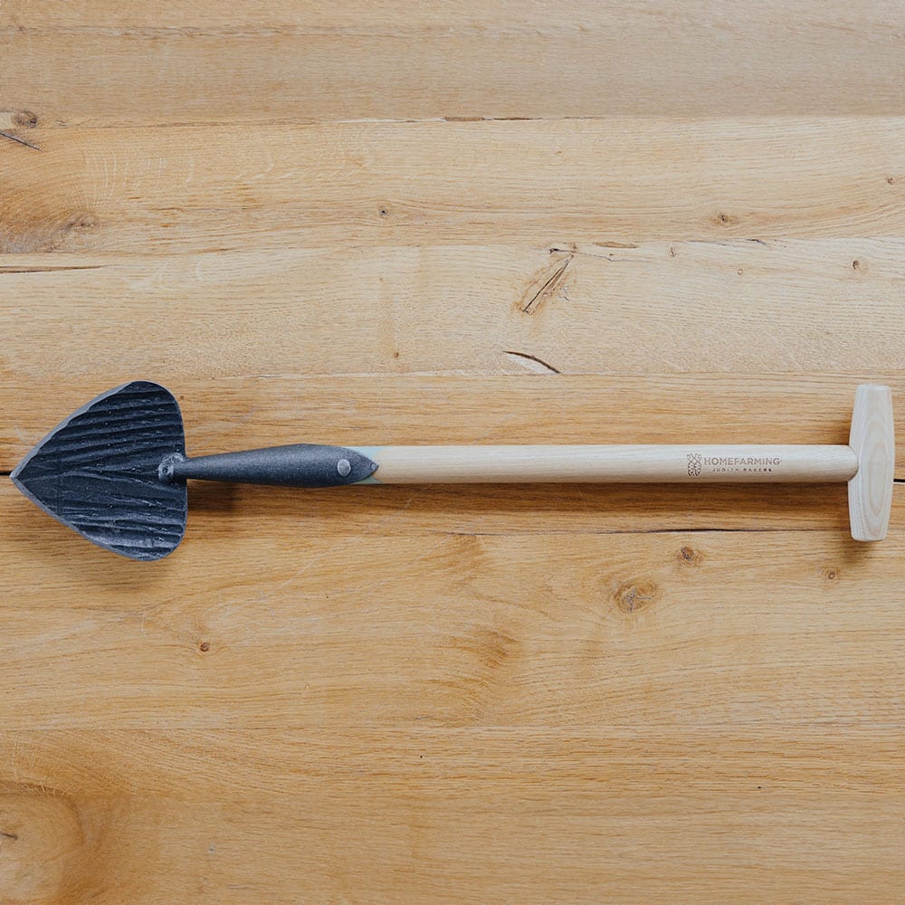 Hochbeet-Herzspaten ganz auf einem Holztisch