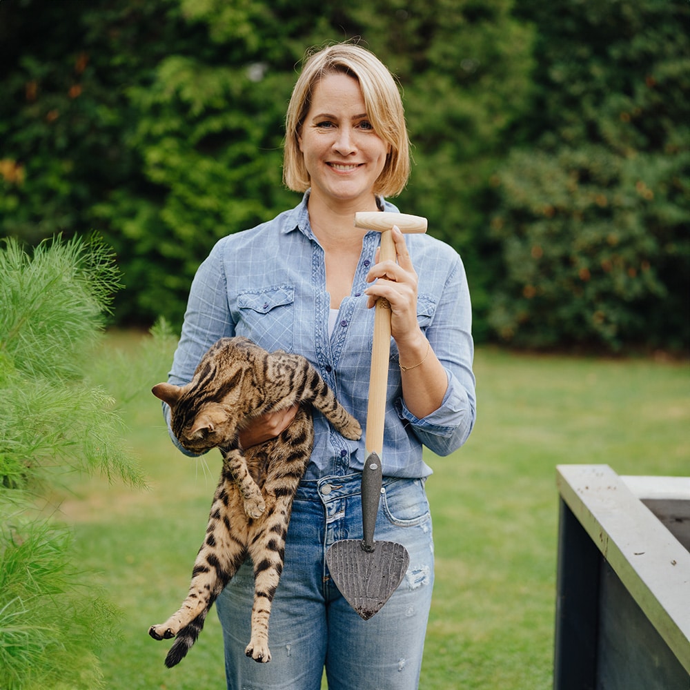 Hochbeet-Herzspaten mit Judith und Katze
