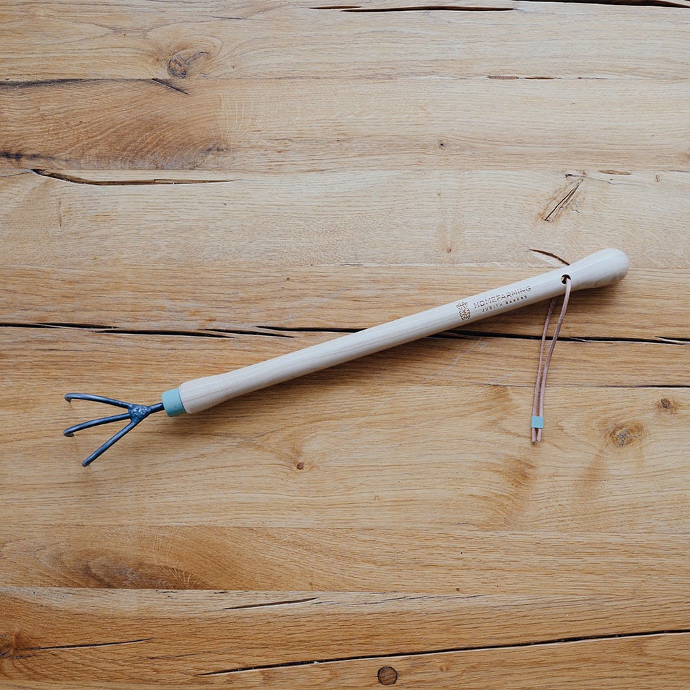 Hochbeet-Lockermacher auf Holztisch ganz