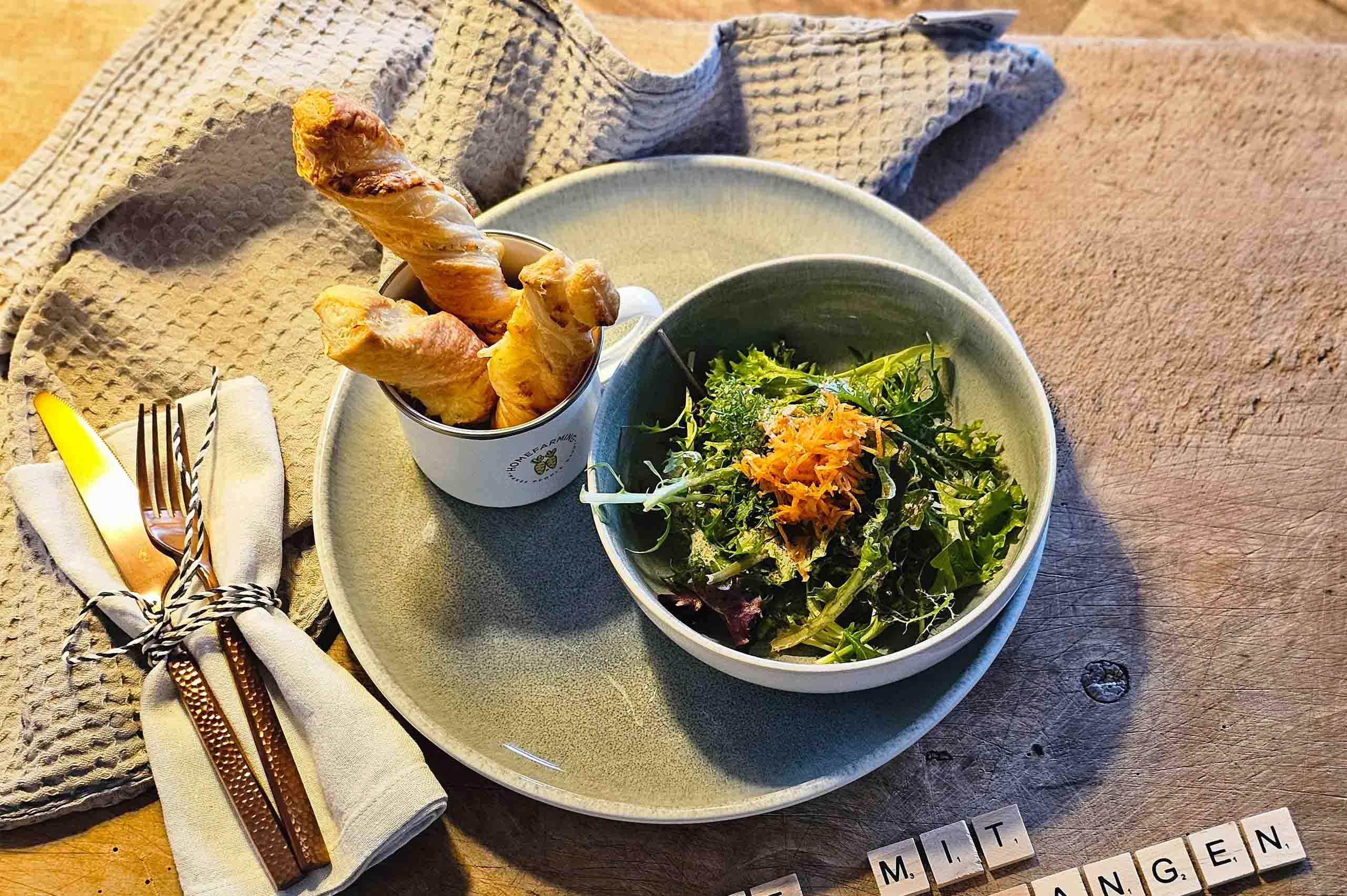 Pflücksalat mit Käsestangen