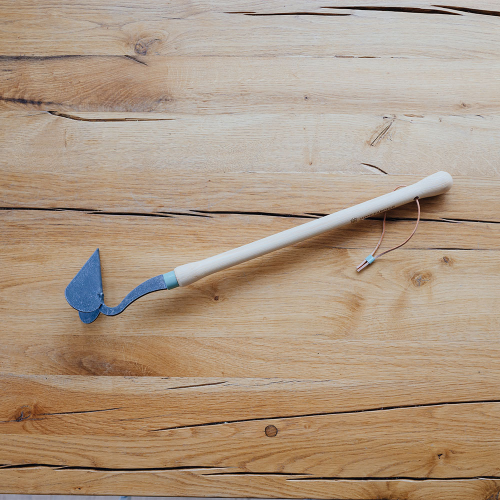 Kartoffelpflug ganz auf einem Holztisch