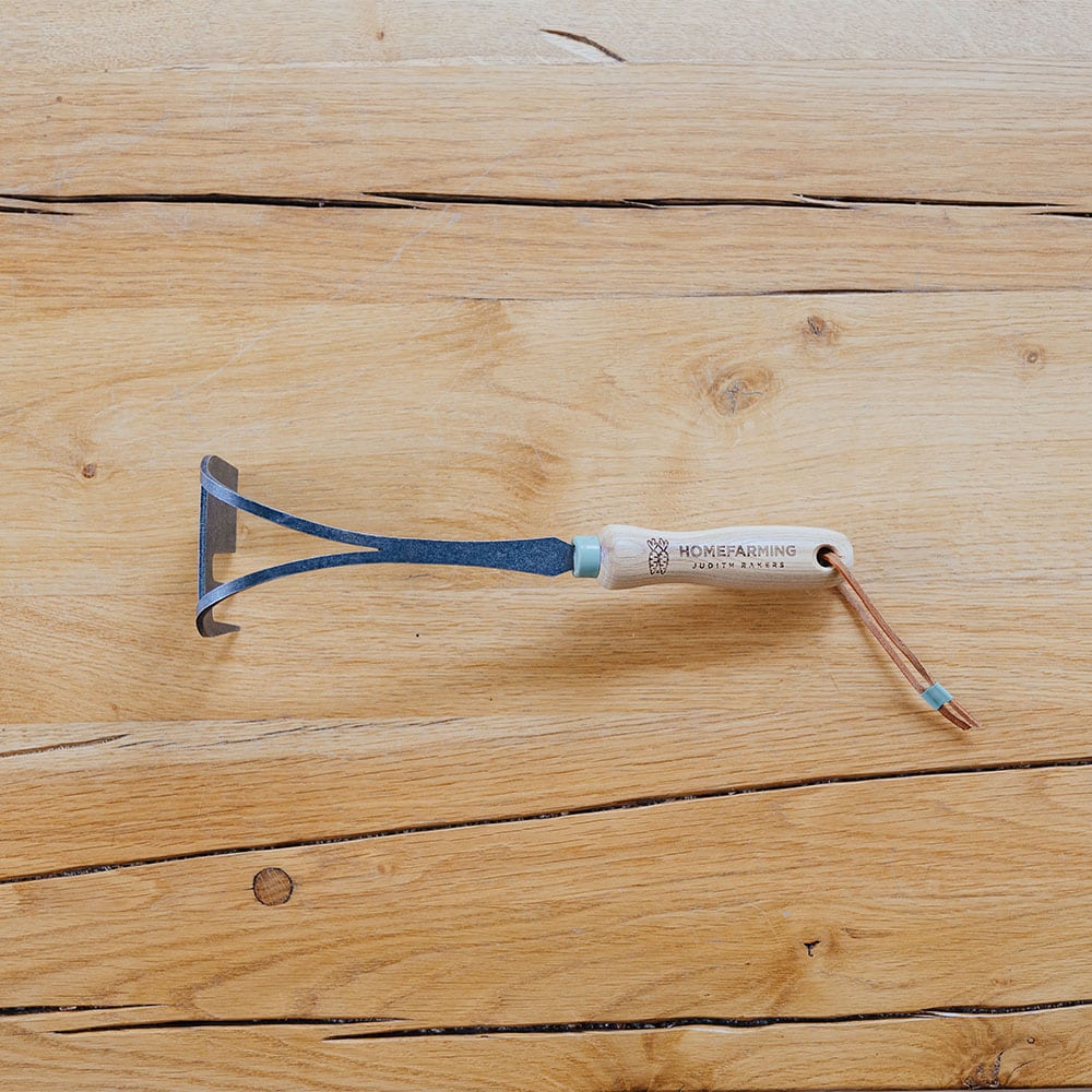 Kombiharke auf Holztisch