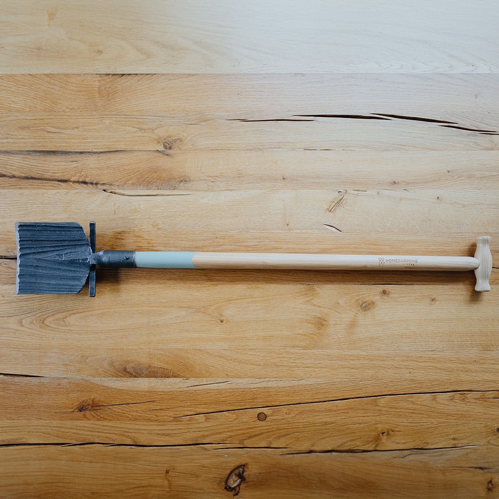 Kompakt-Kantenspaten ganz auf einem Holztisch