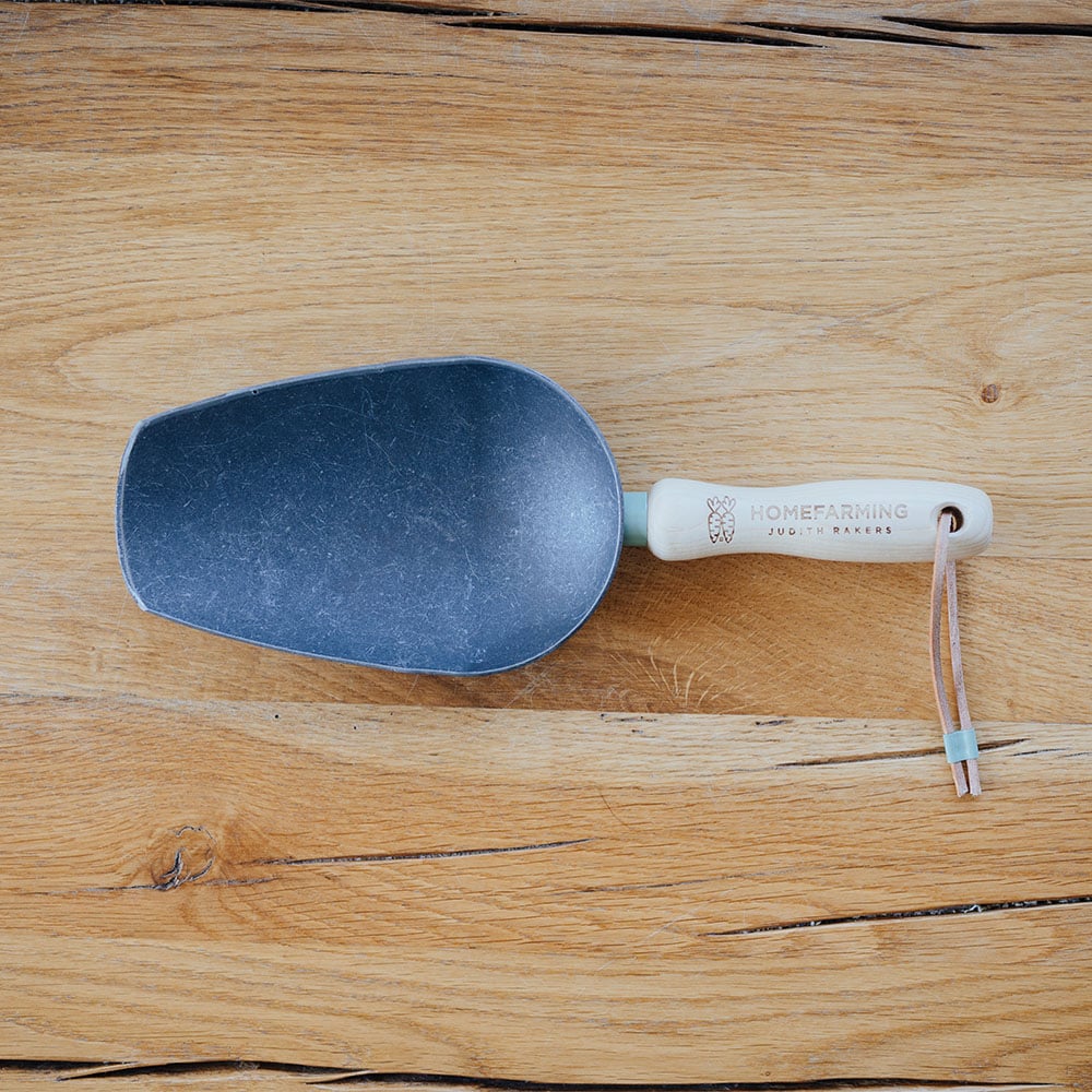 Kompostschaufel auf einem Holztisch Video