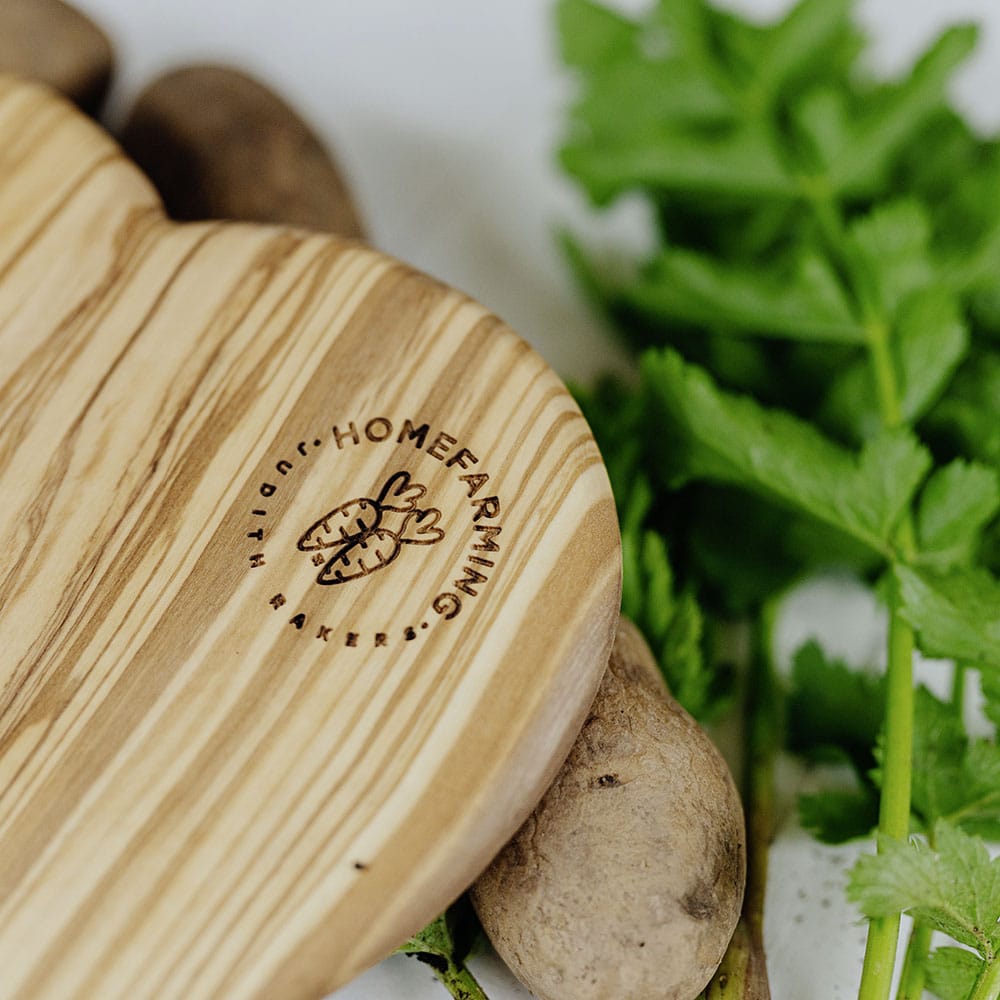 Frühstücksbrettchen in Herzform Detail Gravur