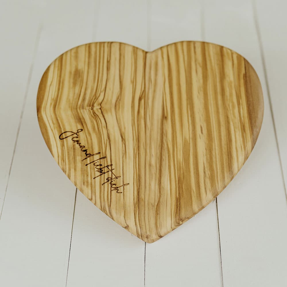 Frühstücksbrettchen in Herzform mit Gravur ganz