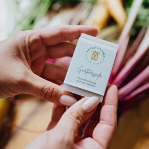 Homefarming-Gärtnerseife mit Gemüse und Judiths Händen