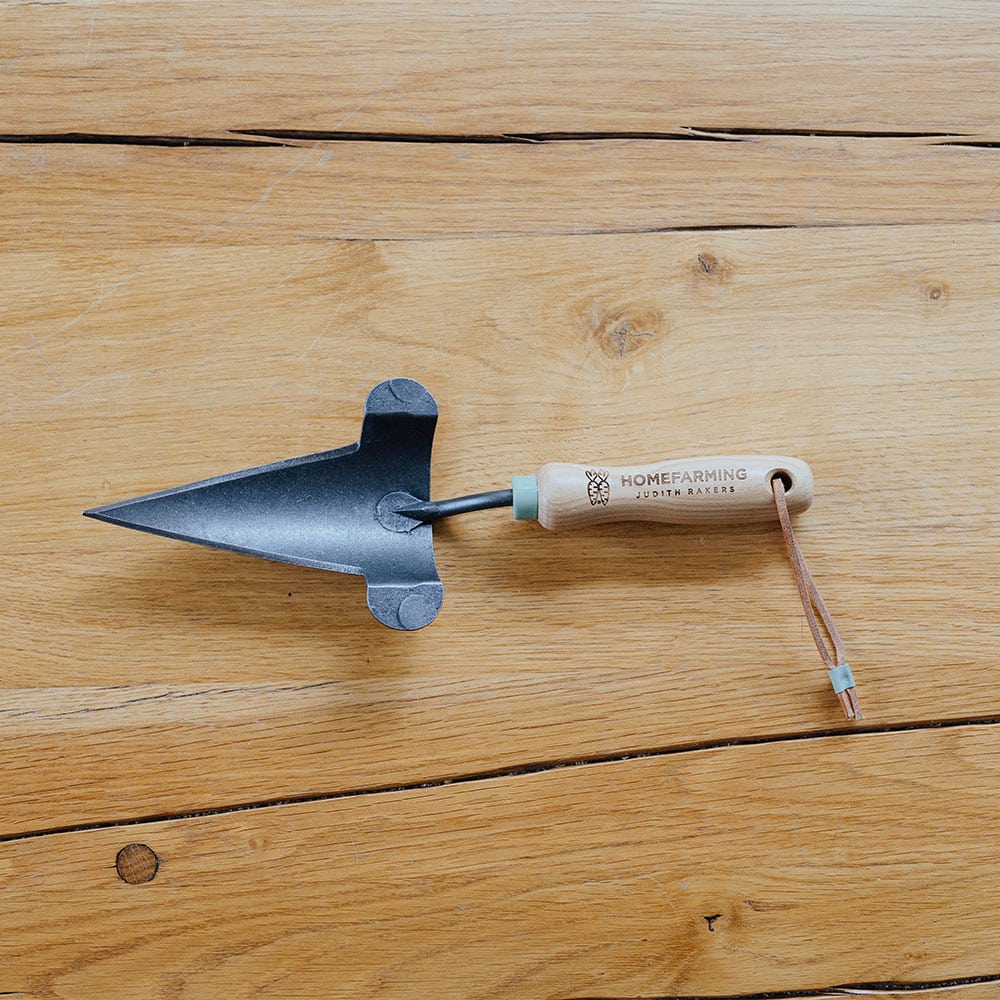 Spitzschaufel auf Holztisch