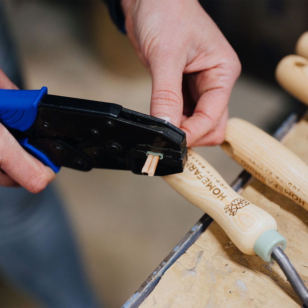 Produktionsbild Metallstück an der Lederschlaufe