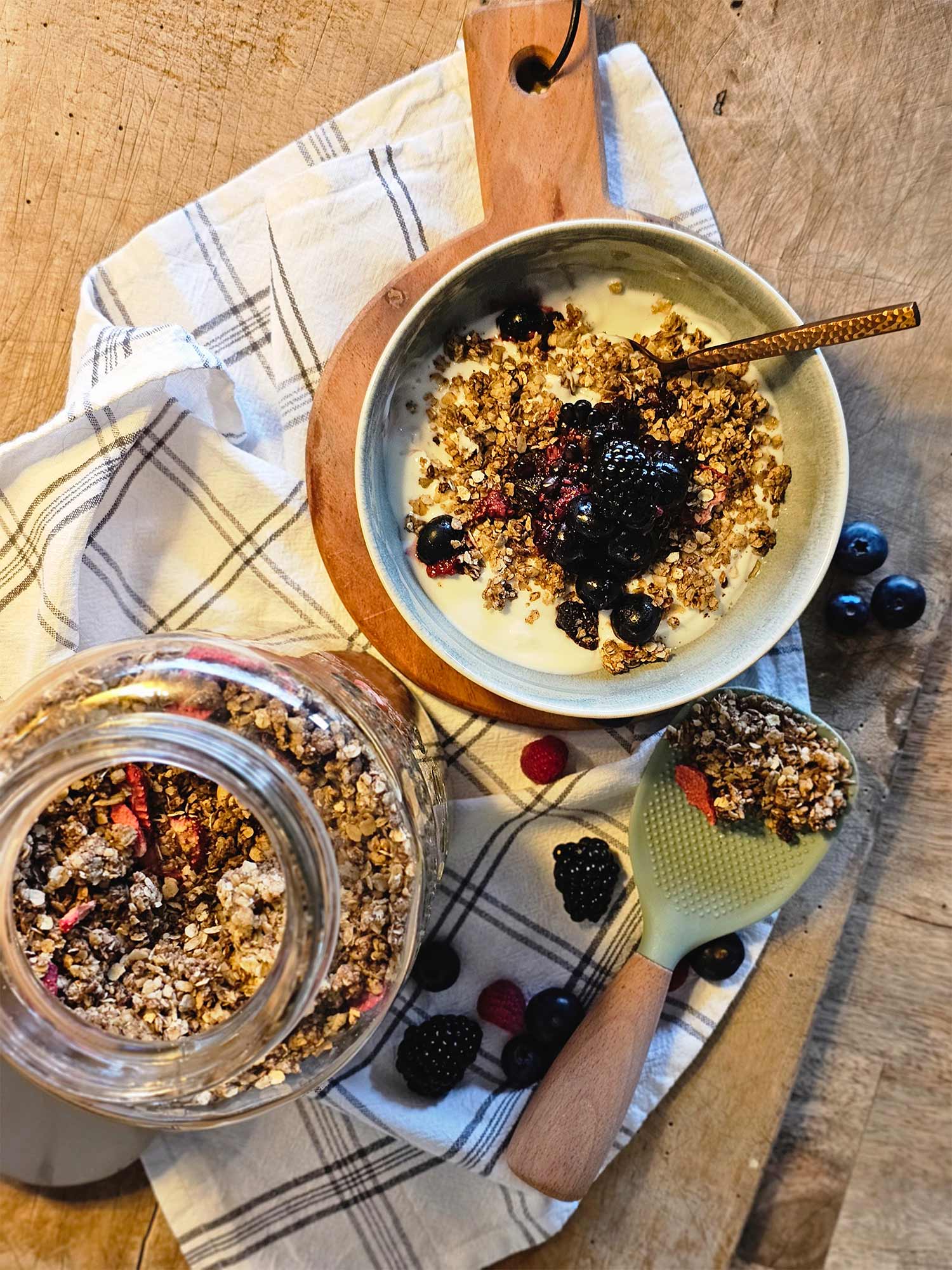 Dass Granola wird mit Joghurt serviert
