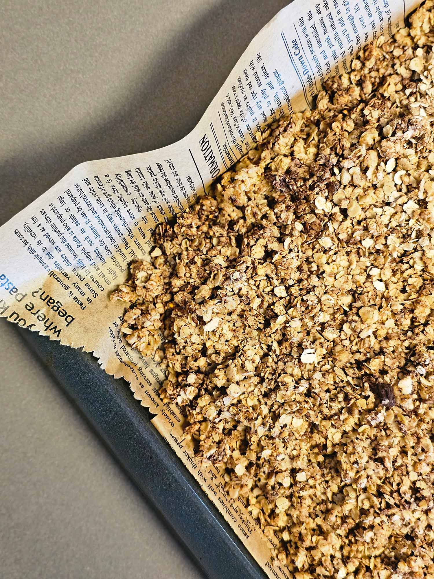 Nüsse auf dem Blech verteilt