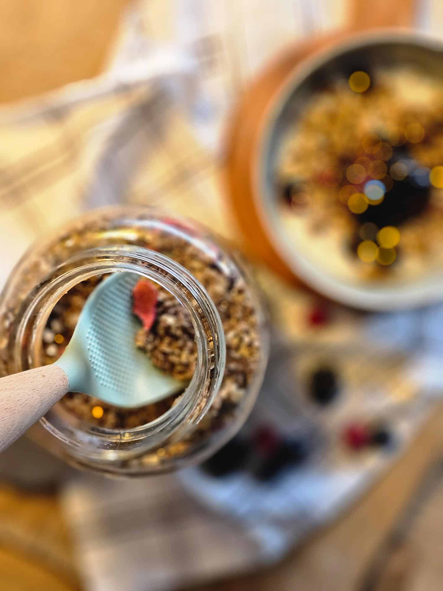 Das Granola wird in Vorratsgläser abgefüllt