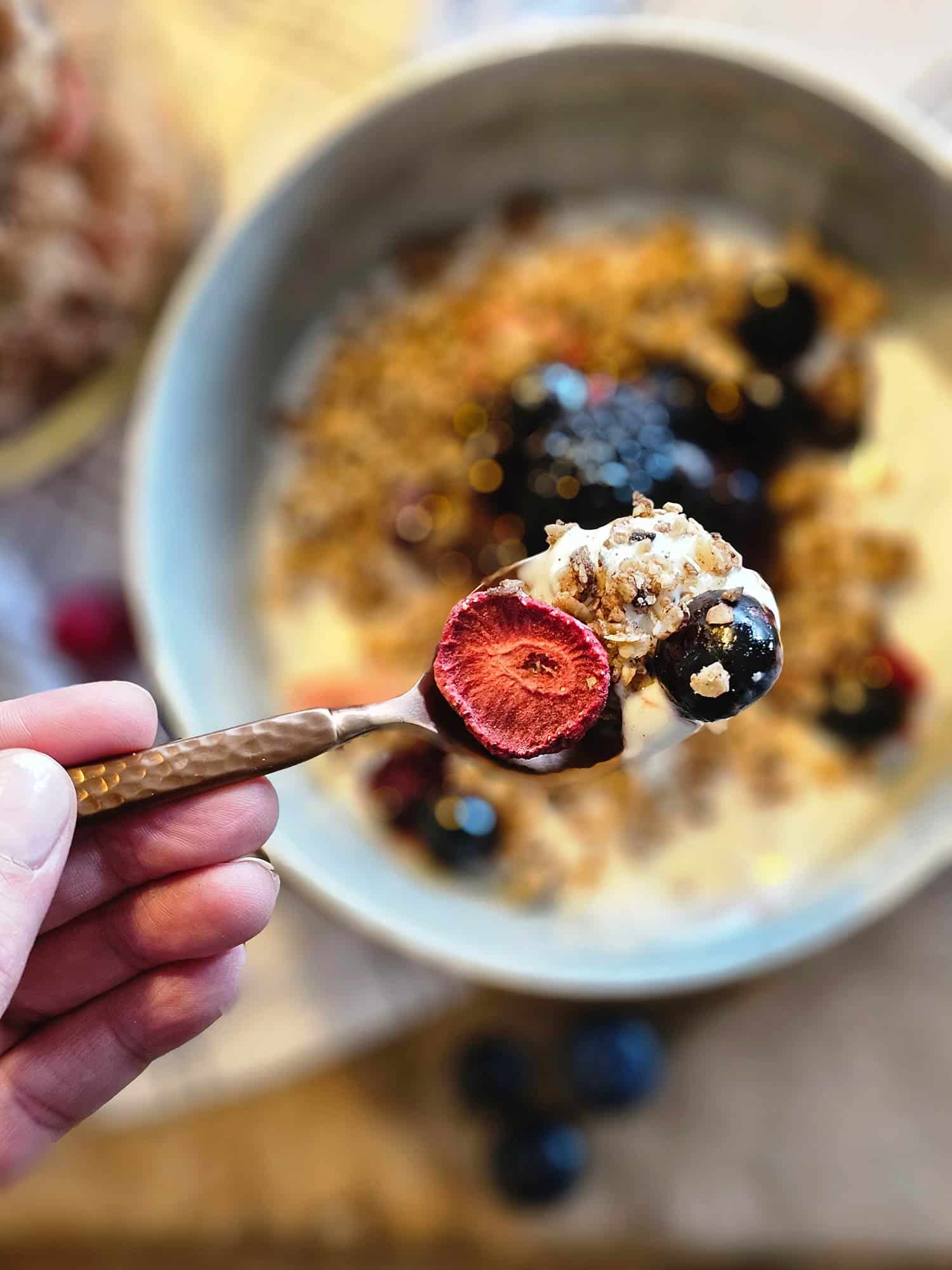 Das Beeren-Granola kann gegessen werden