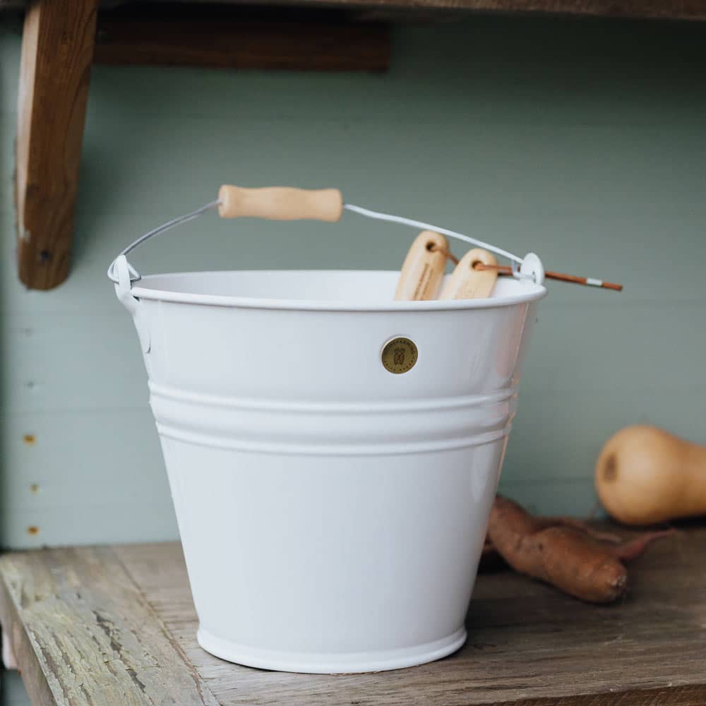 Eimer in weiß, klassische Ansicht von vorne