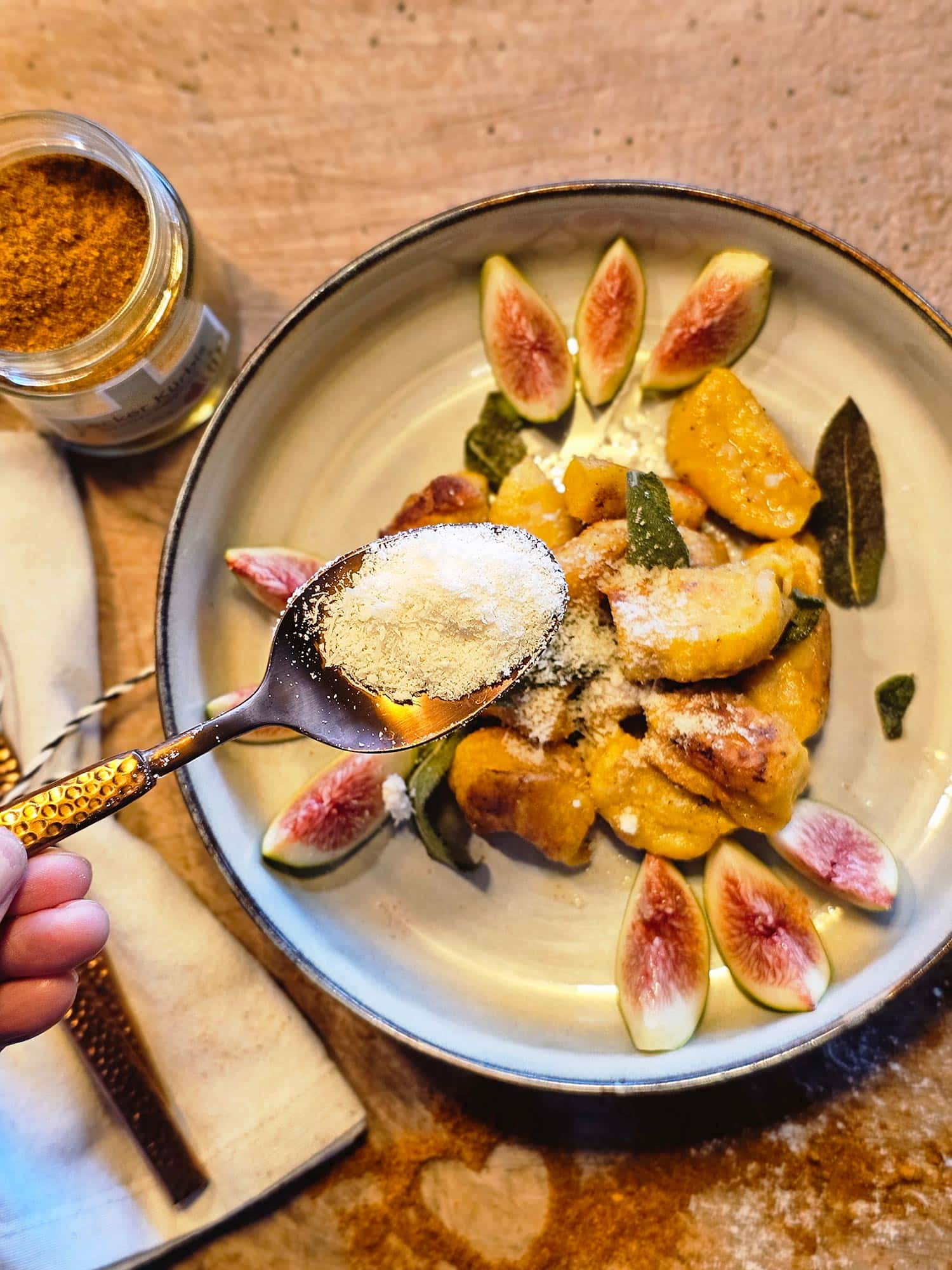 Mit Parmesan lecker anrichten