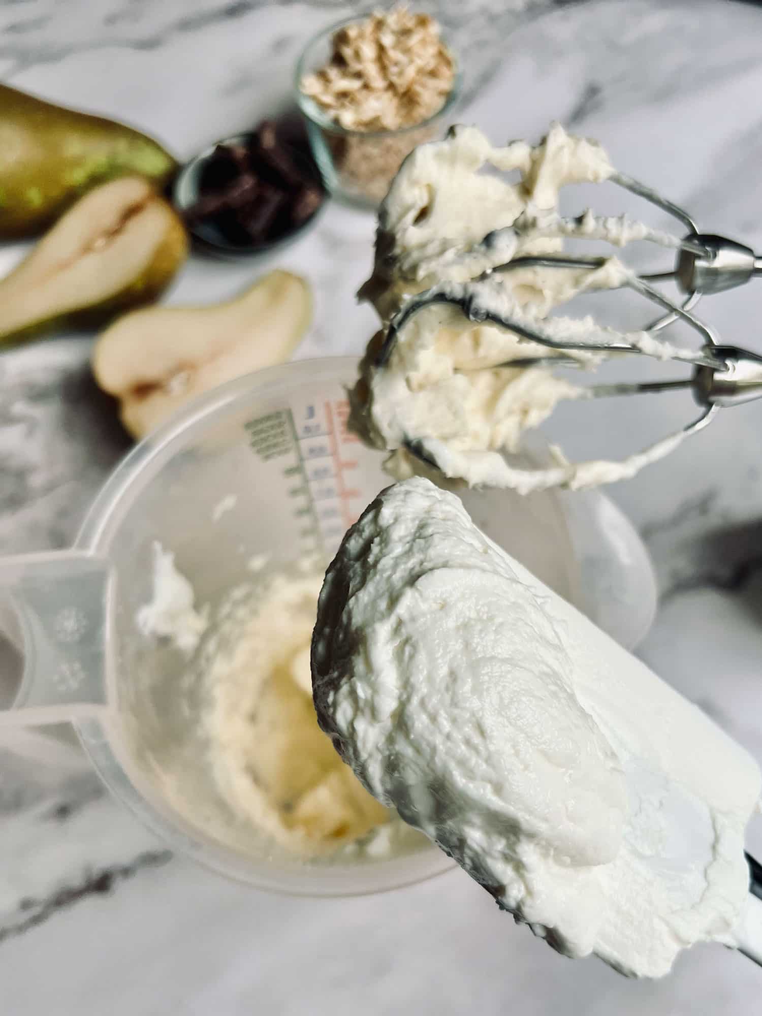 Sahne wird im ersten Schritt geschlagen