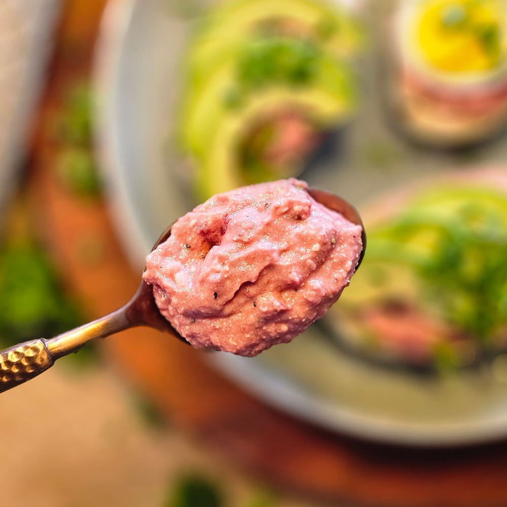 Rote Bete Aufstrich auf einem Löffel