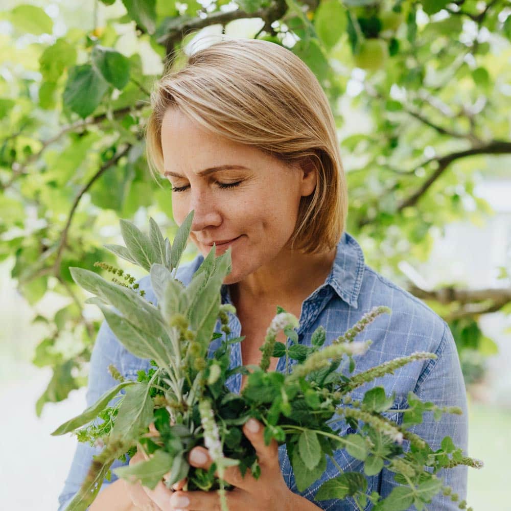 Judith mit Kräutern
