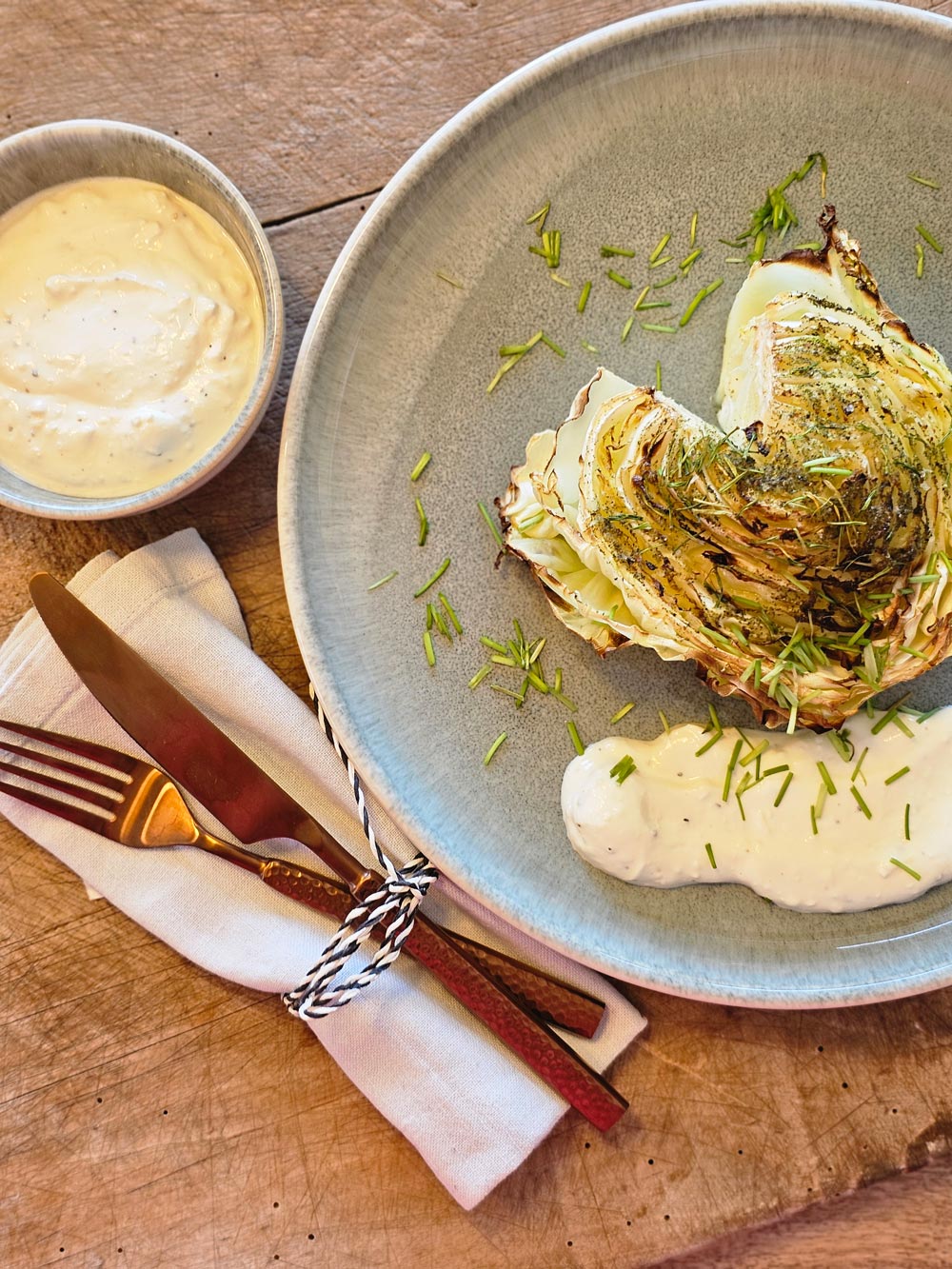 Gebackener Spitzkohl wird serviert