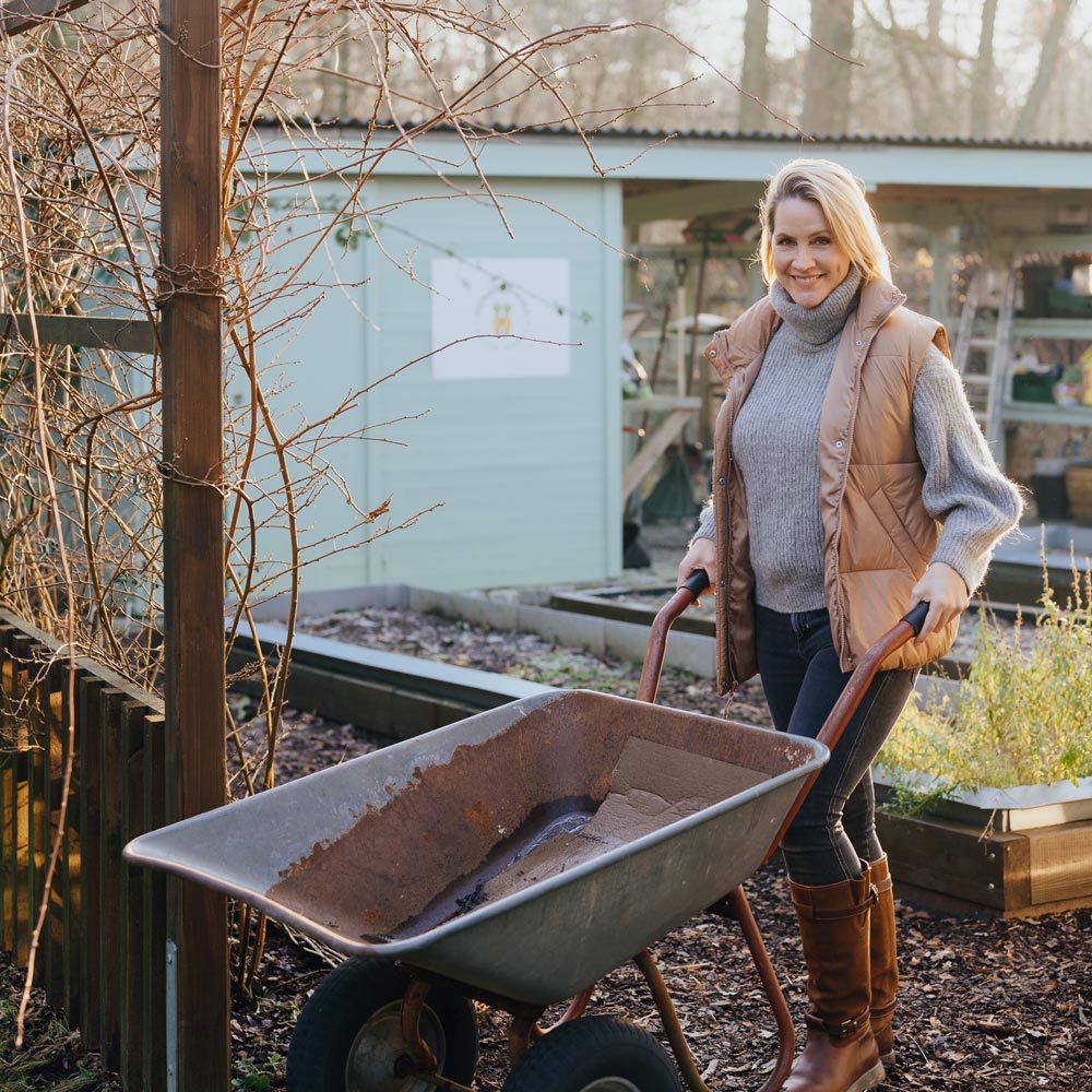 Der richtige Zeitpunkt, Judith mit Schubkare im Garten