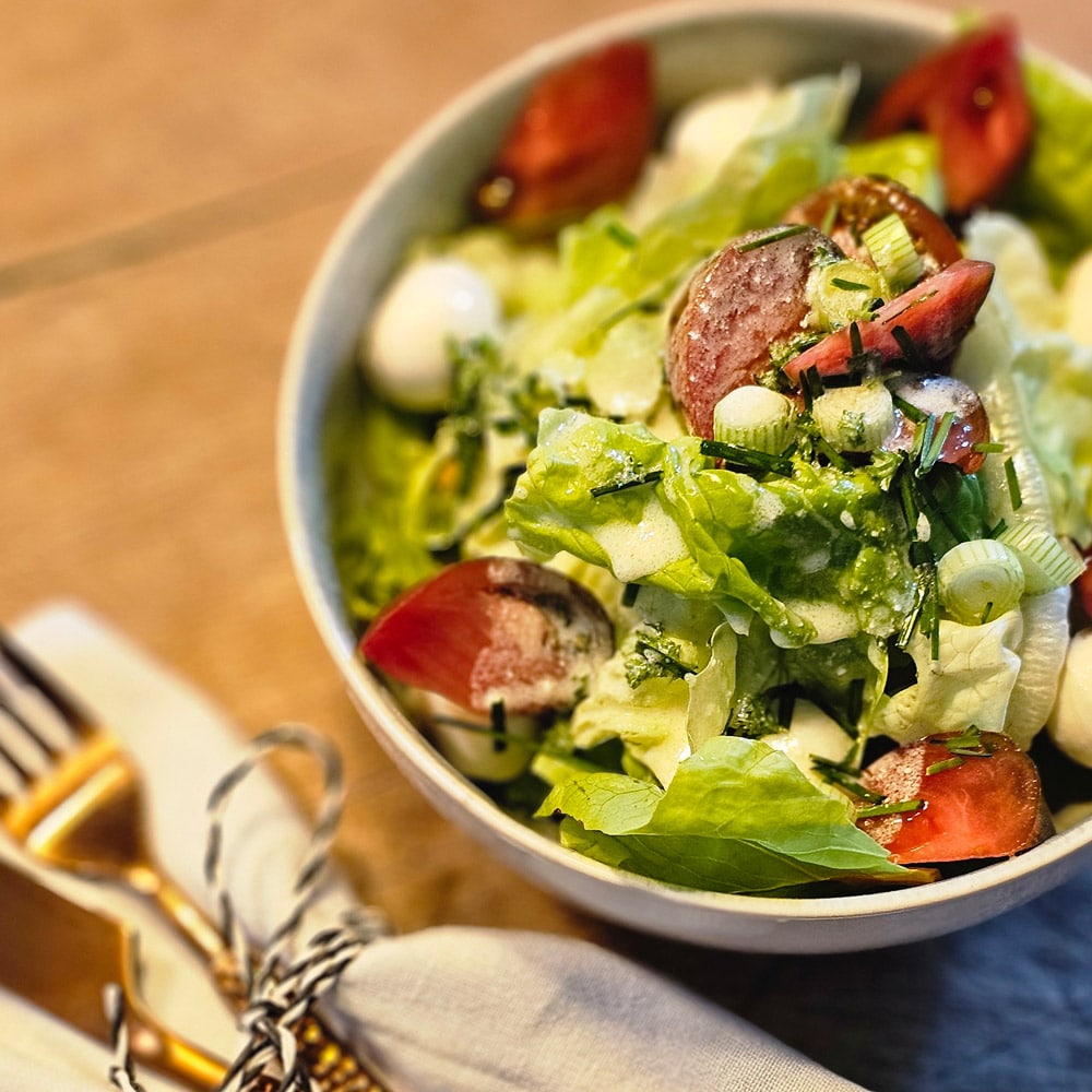 Salatsoße auf dem Salat